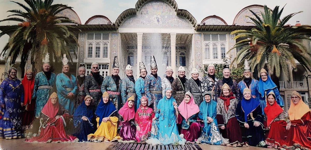 Les Amis Voyageurs. En route vers le palais d'été du Shah à Shiraz, en Iran