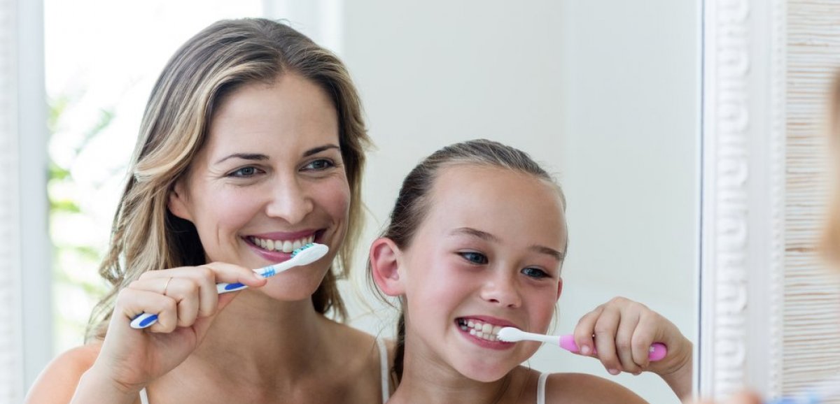 Brossage de dents : faut-il se rincer la bouche ? 