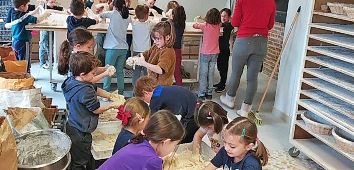 École Arsène Ratier. Les élèves de GS et CP  ont fait leur pain à  la boulangerie Sainte-Fauste 