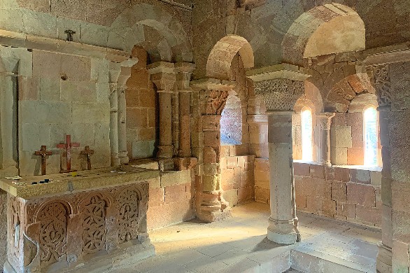 Patrimoine. L'église de Saint-Pierre de Bessuéjouls, la chapelle aérienne et le mystère du sculpteur copieur