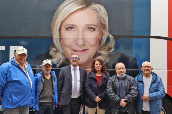 Deuxième tour des élections présidentielles. Campagne présidentielle : quand le bus de Marine Le Pen fait halte à Bozouls, Espalion et Saint-Côme
