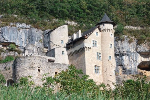 Le château de Larroque-Toirac  et ses énigmatiques graffitis