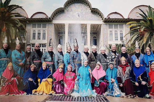 Les Amis Voyageurs. En route vers le palais d'été du Shah à Shiraz, en Iran