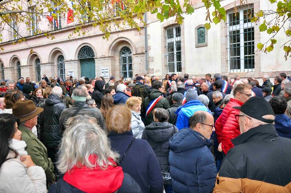 Cri des consciences d’élus devant la préfecture de l’Aveyron. Un rassemblement civique «pour la République et contre l’antisémitisme» 