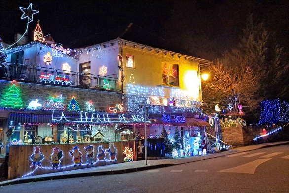 Fêtes de fin d'année. Les décors de Noël illuminent les rues 