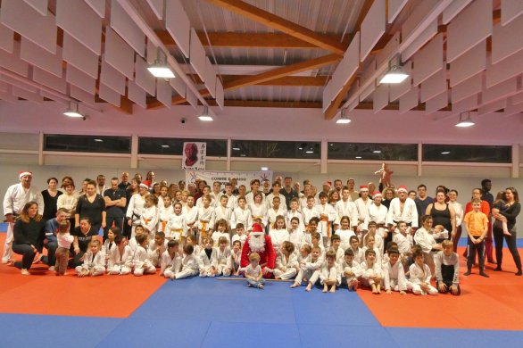 Judo Club. Le Père Noël et les parents sur les tatamis 
