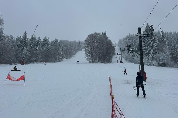 Stations de ski de l'Aubrac. La neige et les pistes vous attendent