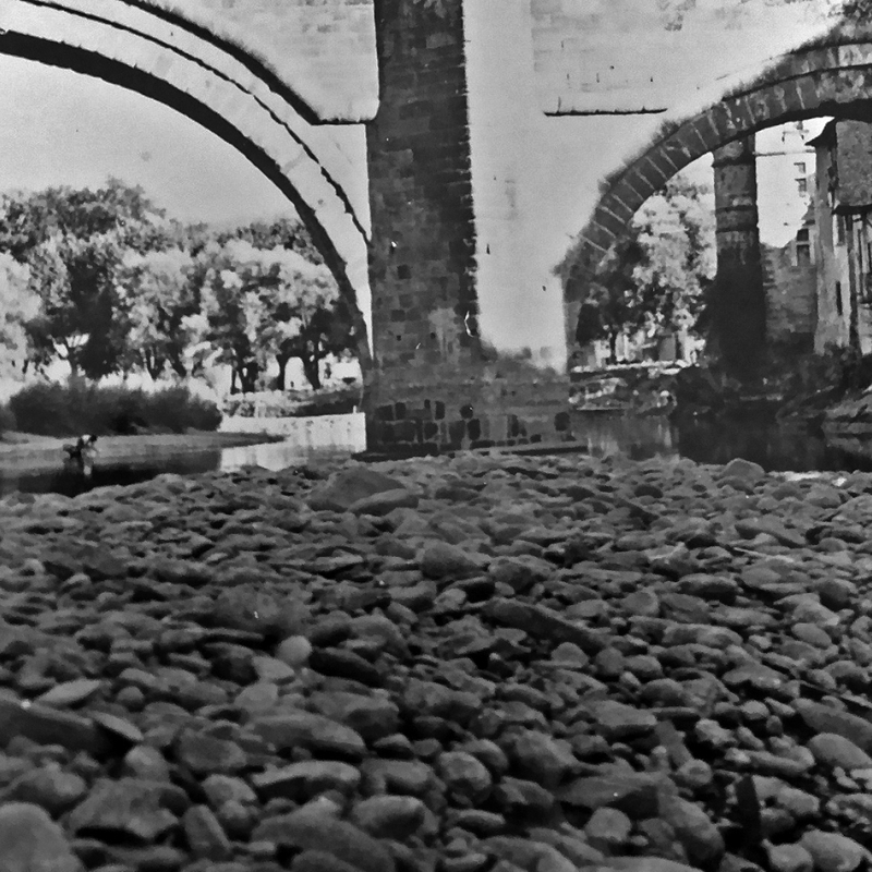 Cette photo du Lot presque à sec date de 1975, le plan d’eau avait été vidé pour travaux en ouvrant en grand la vanne de l’ancien Moulin.
