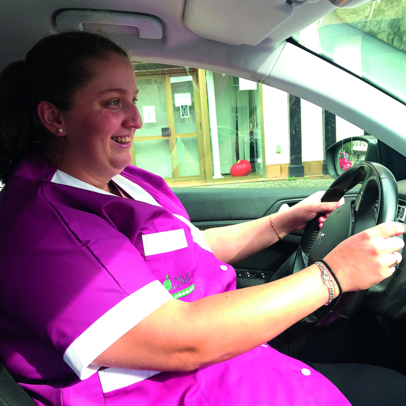 La voiture de Sophie est, comme pour toutes les salariées de l'ADMR, son premier outil de travail. - Sylvie Daynac