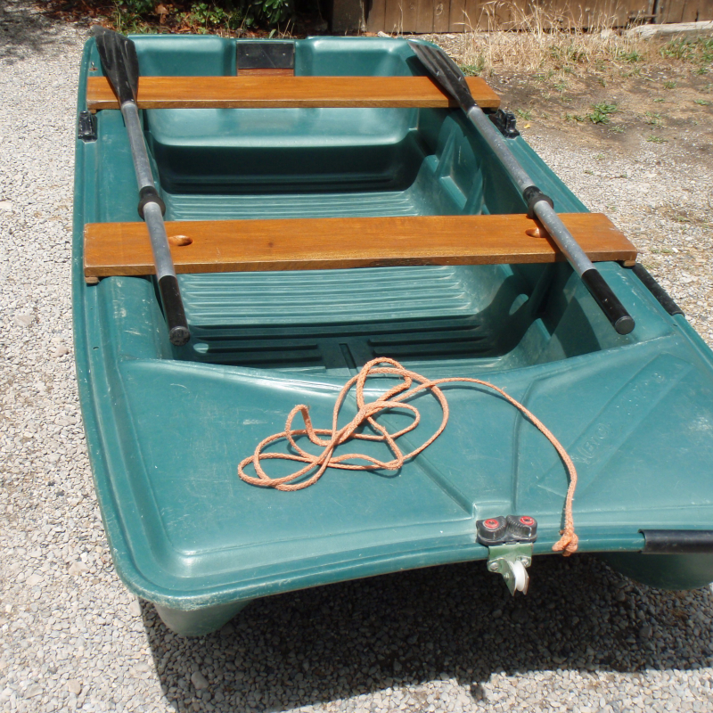 Ce type de barque de moins de 3 m peut se transporter sur le toit d'une voiture.