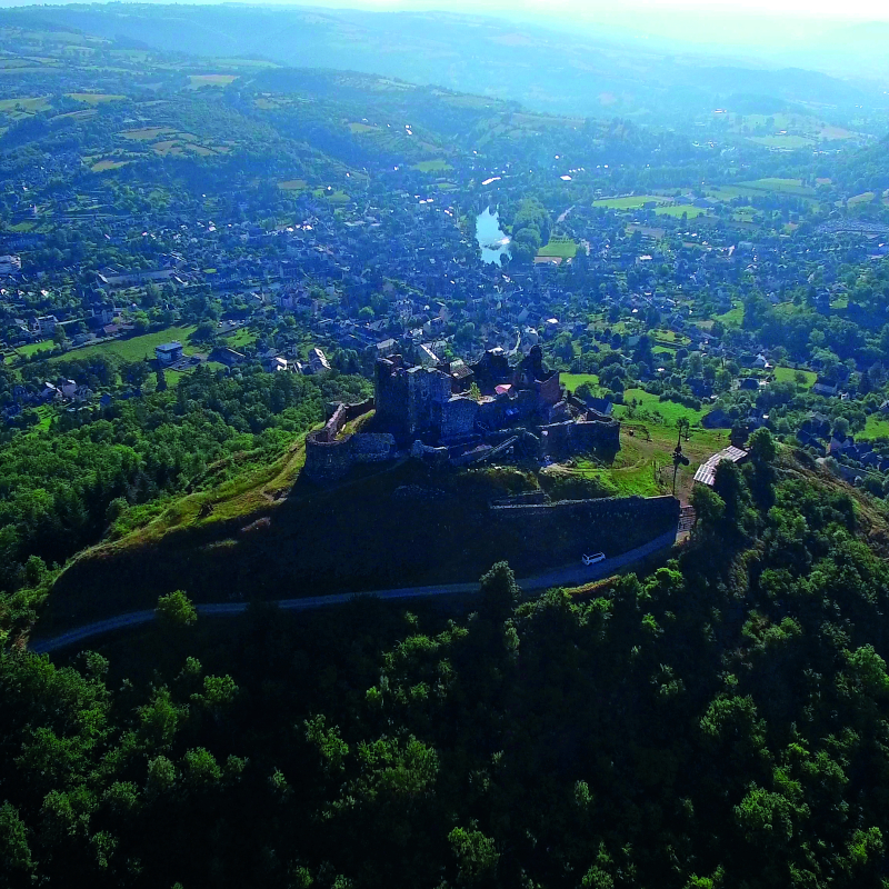 Château de Calmont d'Olt, forteresse de la haute Vallée du Lot à Espalion. - Daniel Julien