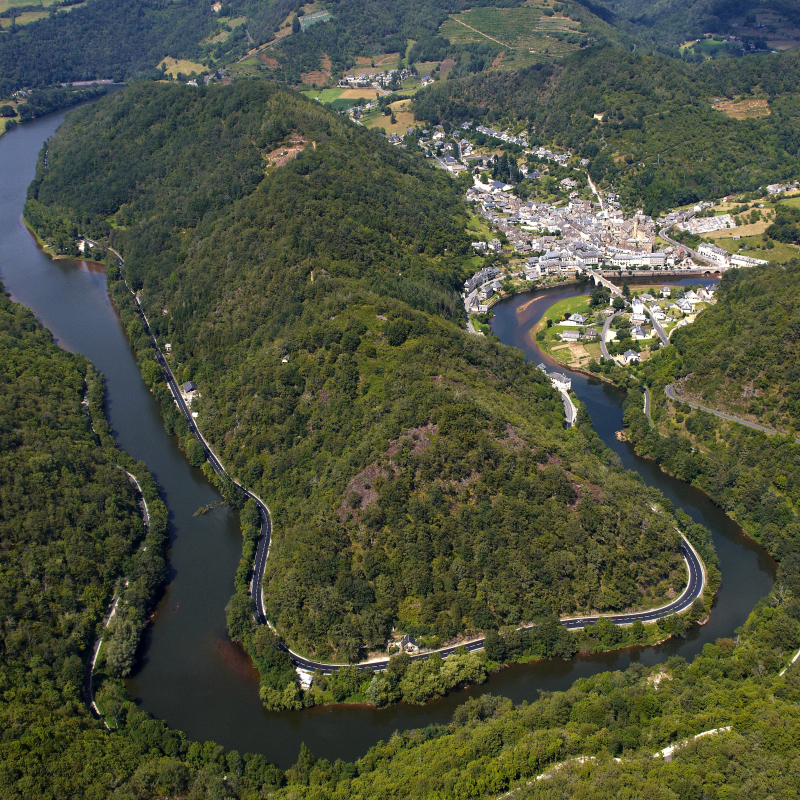 Estaing, l'un des Plus beaux Villages de France en Aveyron, dans sa boucle du Lot.. - Christian Bousquet