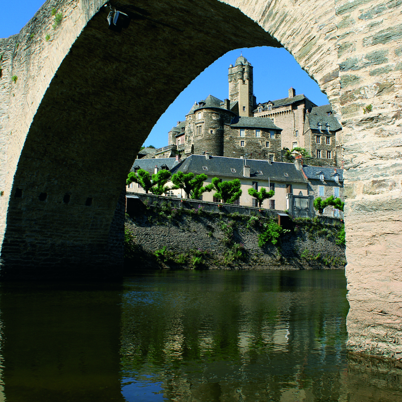 Estaing, l'un des Plus beaux Villages de France en Aveyron, le pont classé à l'Unesco et le château.. - Xavier Palous