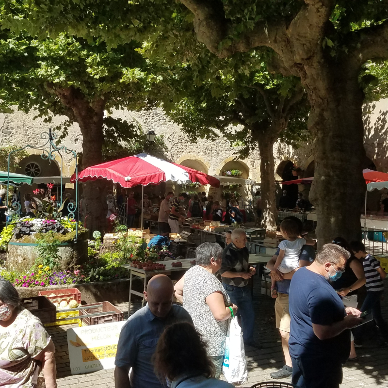 Saint-Geniez d'Olt, marché dans le cloître. - OT Des Causses à l'Aubrac