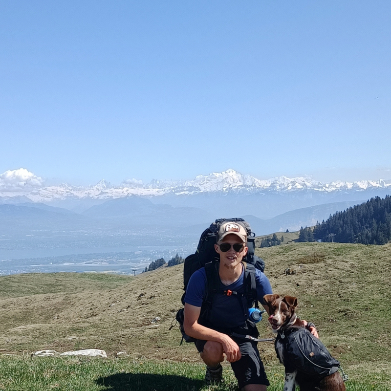 Hervé et Samba avec en arrière-plan les Alpes et le Mont Blanc.