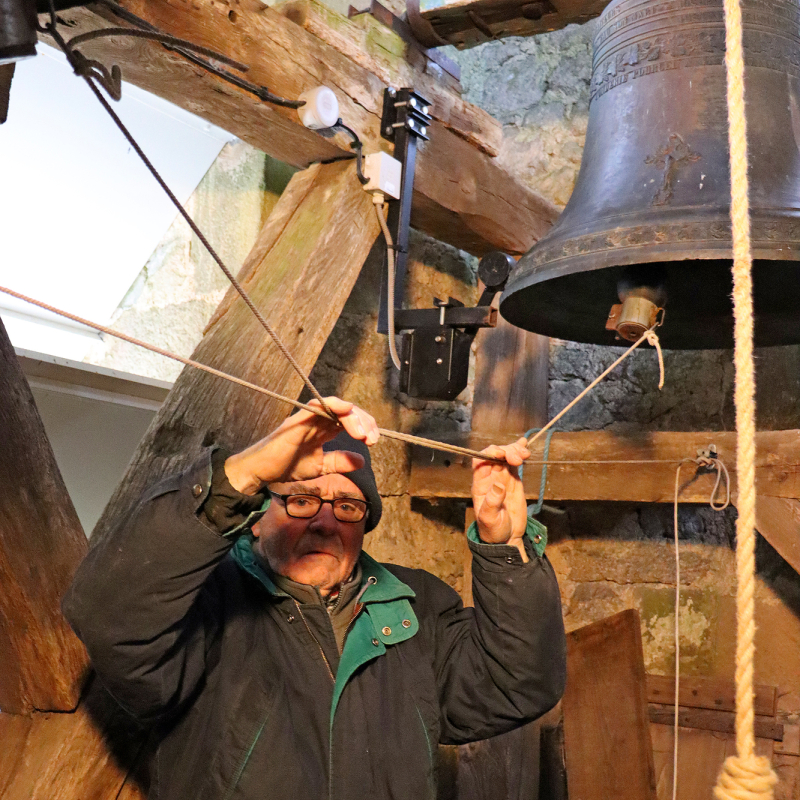 Bernard Sabo entour&eacute; de Jos&eacute;phine et de la plus petite cloche, qu&rsquo;il attache entre elles pour carillonner. - Aline Amodru-Dervillez
