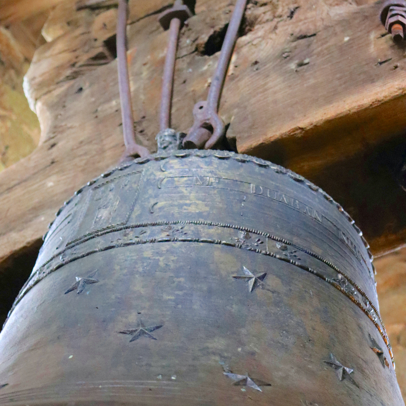 La cloche Saint-Pierre, 760 kg, parsem&eacute;e d'&eacute;toiles, tr&ocirc;ne depuis 1849 dans le clocher de Campuac. - Aline Amodru-Dervillez