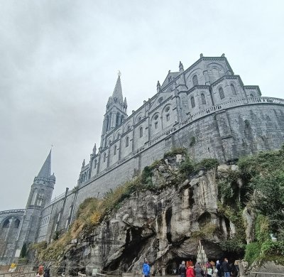 La célèbre grotte de Lourdes.