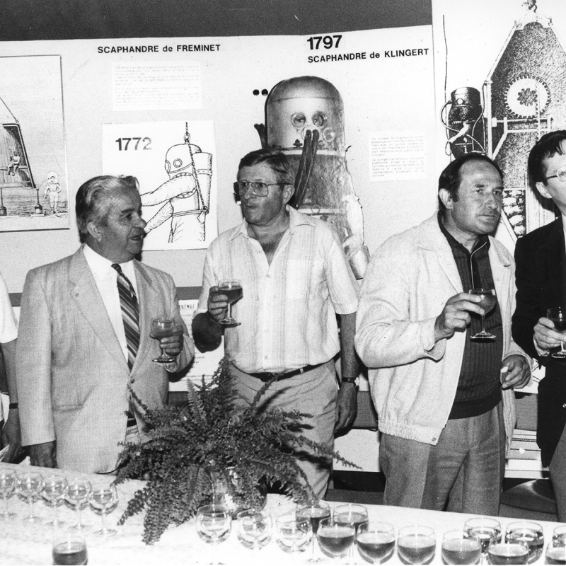 Mai 1980, inauguration de la première exposition de ce qui deviendra le musée du scaphandre. On reconnaît, de g. à d. : Henri Delbosq, Maurice Cayron, X, Lucien Cabrolié et Jean Delmas, conservateur des Antiquités et Objets d’art de l’Aveyron.