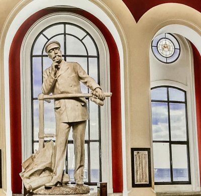 Le grand salon de l'institut océanographique - Fondation Prince Albert ler de Monaco - et la statue de ce dernier réalisée par Denys Puech.