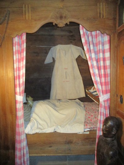 Le lit-alcôve que l'on peut voir au rez-de-chaussée du Musée Joseph Vaylet.