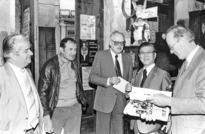 De g. à d. : Maurice Cayron, Lucien Cabrolié, M. Sieffert, Tadao Umesao et René Couderc qui feuillette le catalogue du musée d'Osaka dans lequel se trouve la photo de la chemise conjugale.