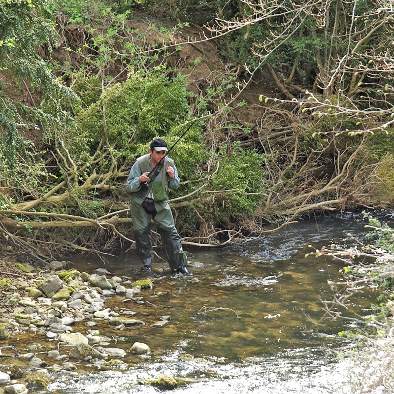 Bien entretenue une canne à fil intérieur, n'a pas son pareil pour pêcher dans les rivières étroites à frondaisons basses.