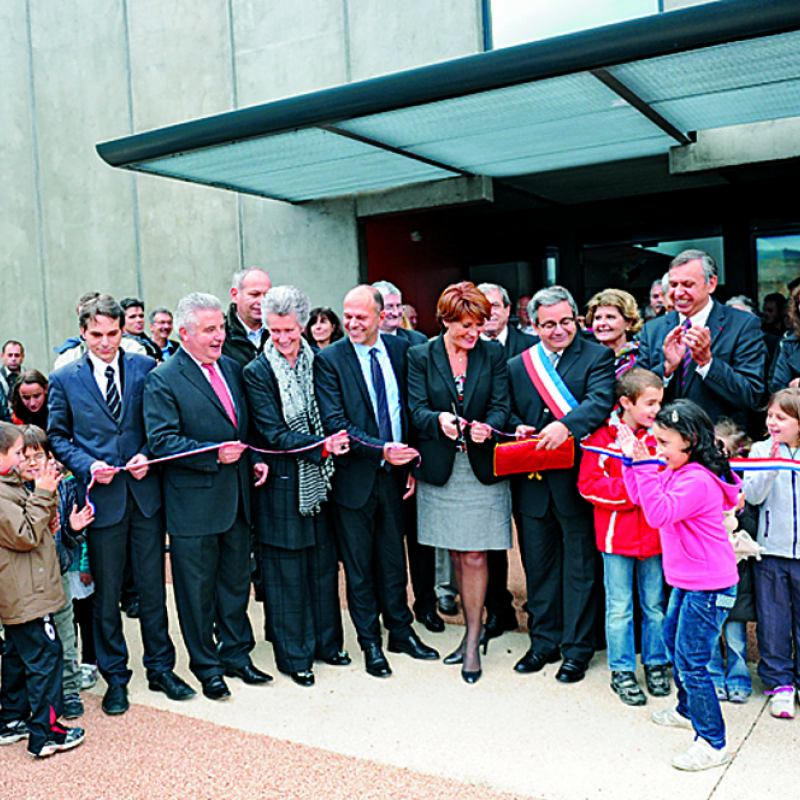 28 octobre 2011, Claude Greff, secrétaire d’Etat en charge de la Famille, coupe le ruban d’inauguration du Pôle Petite Enfance d’Espalion.