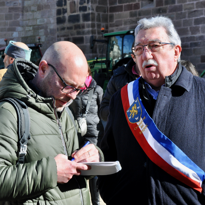 De nombreux élus étaient présents, comme Jean-Marc Calvet, maire de Rignac et président des maires de l'Aveyron. - Daniel Escoulen