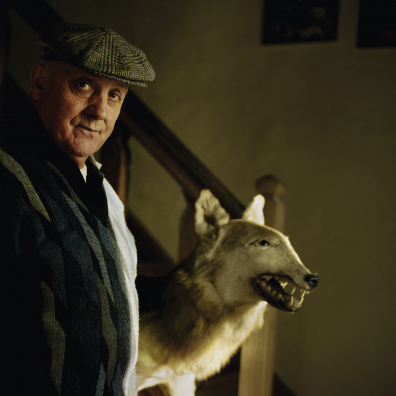Albert Pégorier et le loup qu'il a abattu en 1977. - Julien Coquentin