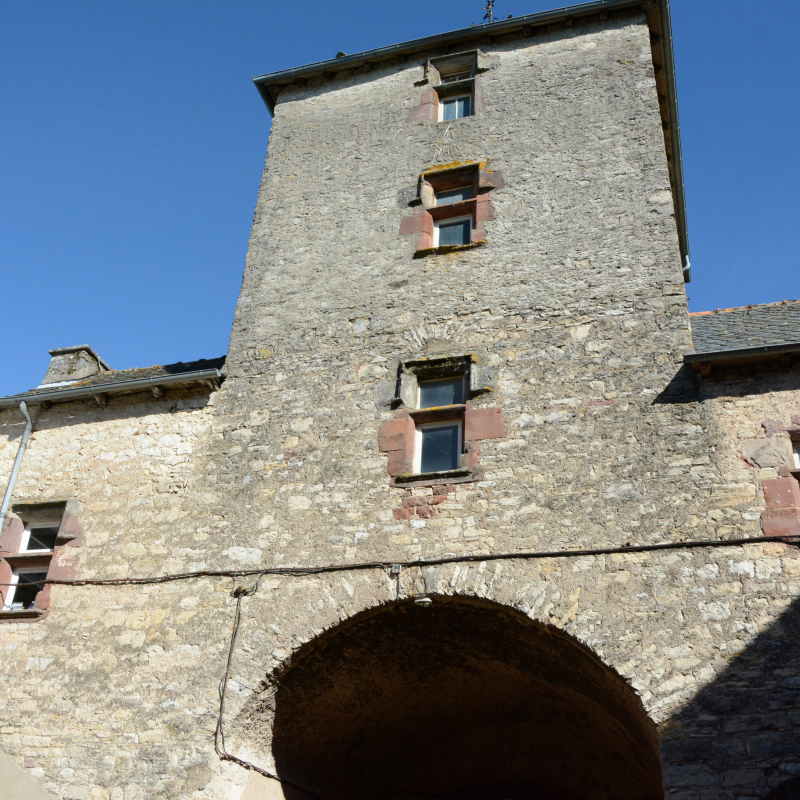 Face aux guerres de religions, la grange est fortifiée et la tour est construite en 1527.