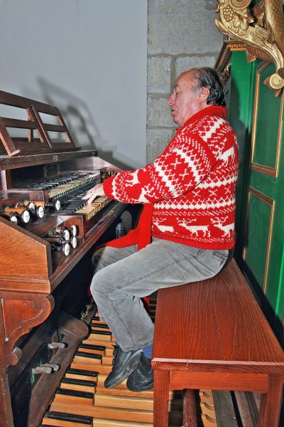 Francis Chapelet teste l'instrument.