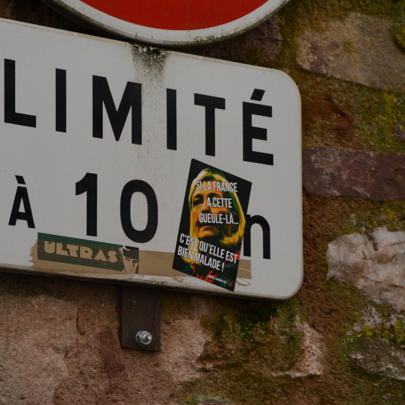 Des militants ont collé leurs stickers dans les rues de la ville.