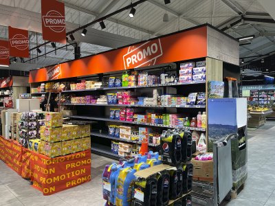 La zone de promotions et de destockage sépare le “frais” du “sec”.