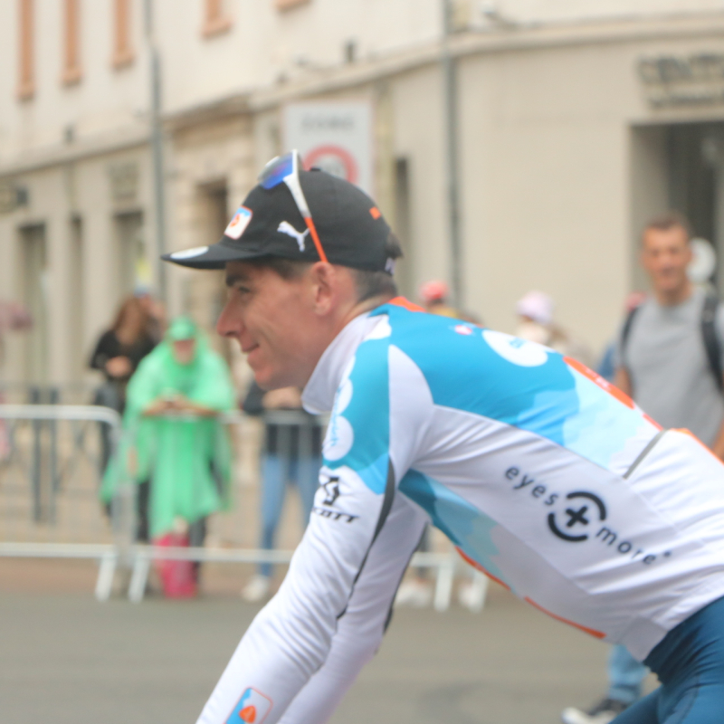 Romain Bardet, vainqueur et porteur du maillot lors de la première étape du Tour. - Valentin LOUBET