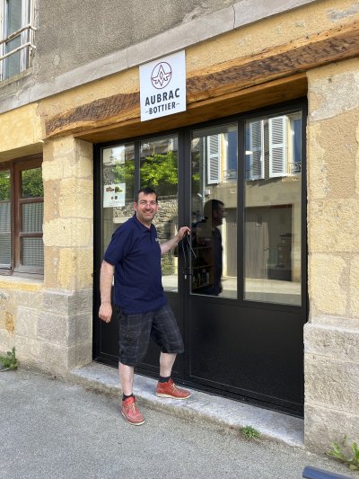 Frédéric Salé devant son nouvel atelier-magasin du 22 avenue de Saint-Geniez.