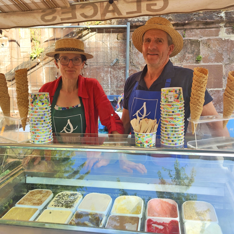 Sylvie et Stéphane Sanhes de la ferme de la Planque sont chaque mercredi au marché nocturne d’Espalion. - Auriana Castro