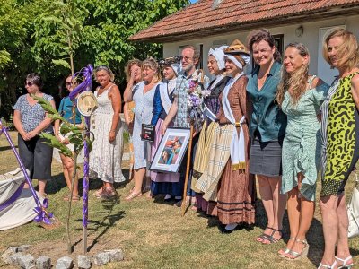 Les 11 pastourelles entourent Bernard Coste, leur hôte.