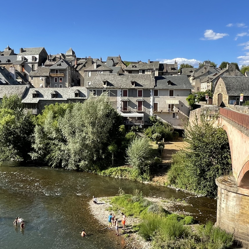 Saint-Côme-d’Olt et les bord du Lot (© LPBVF) - © Les Plus Beaux Villages de France