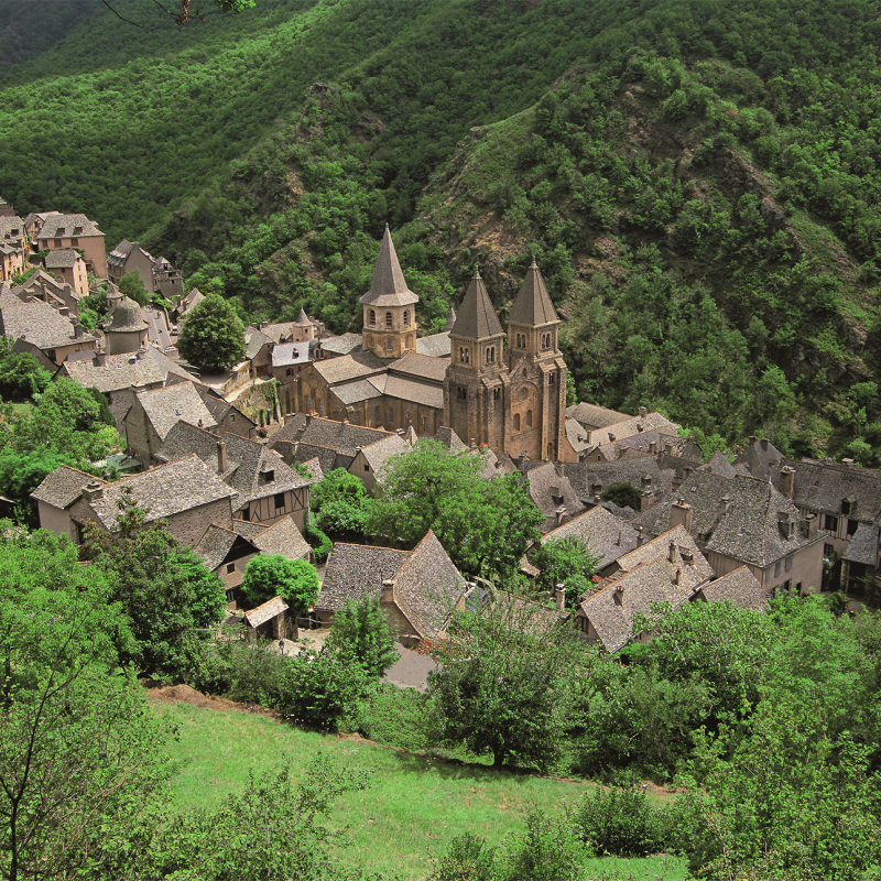 Conques vue d'ensemble. - Kazutoshi Yoshimura-Les Plus Beaux Villages de France