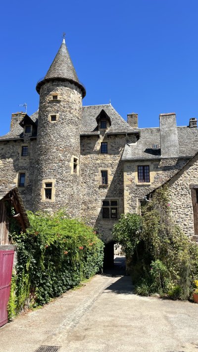 Sainte-Euallie-d'Olt château de Curières de Castelnau (© LPBVF) - Les Plus Beaux Villages de France