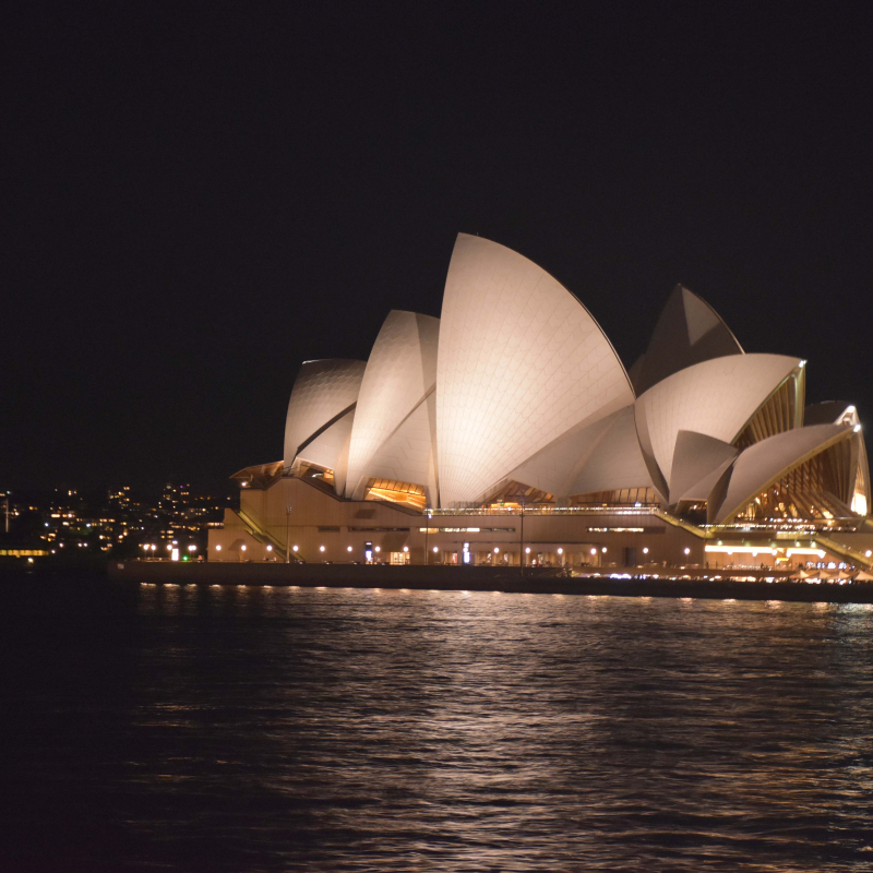 L’opéra de Sydney illuminé en pleine nuit. - Justine Joffre