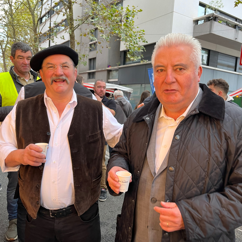 Lucien Conquet, fudèle exposant depuis les débuts du marché, et le sénateur Anglars, qui ne manque jamais une édition de cette fête aveyronnaise à Paris. - Xavier Palous