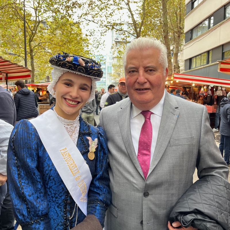 Le sénateur Jean-Claude Anglars et Loïs Aurières, Pastourelle de l'Aveyron. - Xavier Palous