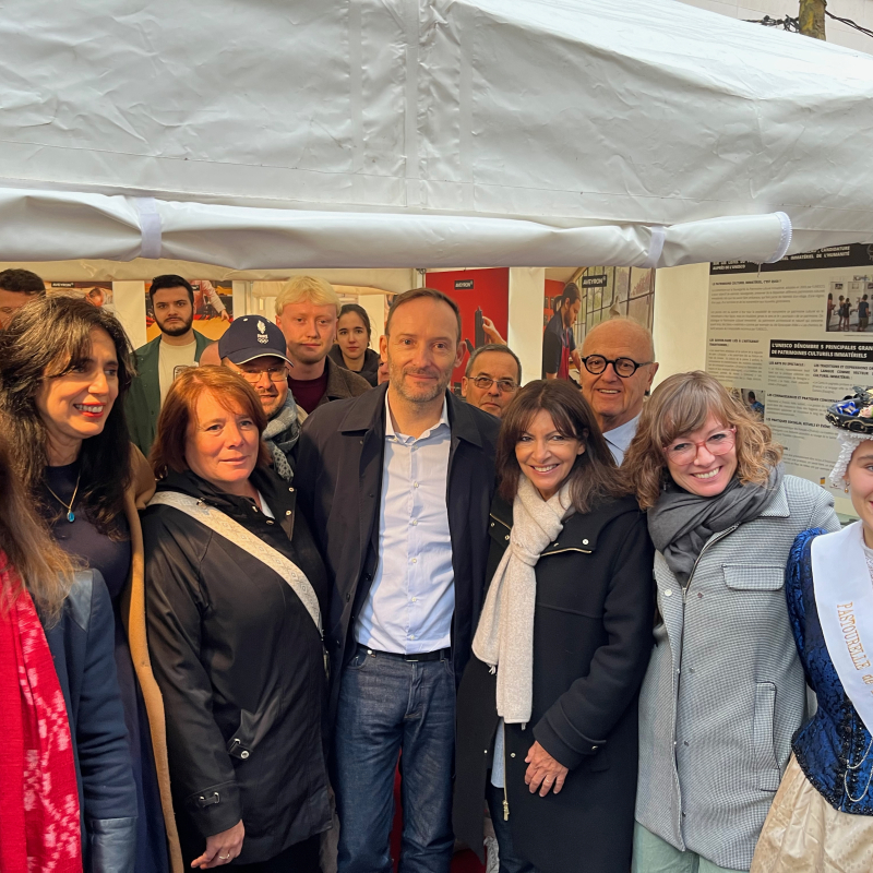 Alain Fabre bien entouré : sur sa gauche, Anne Hidalgo, maire de Paris, Emmanuel Gazel, maire de Millau, et Loïs Aurières, pastourelle de l'Aveyron (Gérard Paloc à l'arrière-plan). Sur sa droite, Christine Sahuhet, conseillère régionale de l'Aveyron, - Xavier Palous