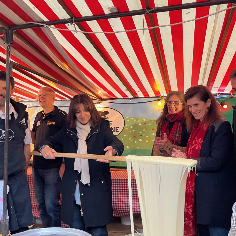 Anne Hidalgo au travail de l'aligot avec Jeune Montagne. - Xavier Palous