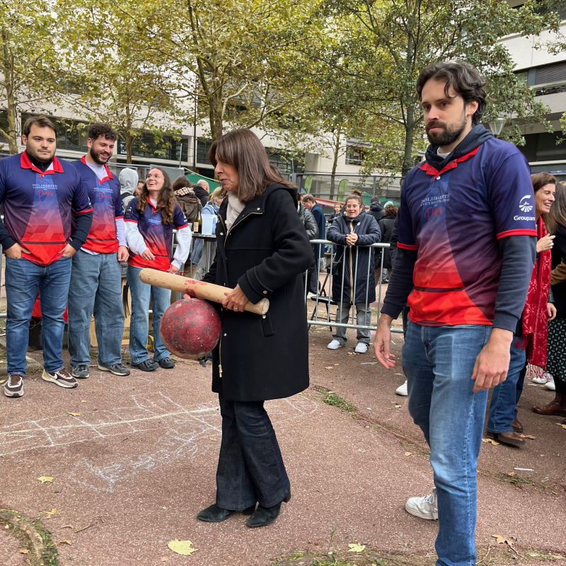 Anne Hidalgo aux quilles de huit : une leçon avec le champion de France Gary Guibert, du club de la Solidarité Aveyronnaise de Paris. - Xavier Palous