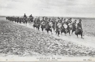 Campagne de 1914 infanterie en marche - carte postale ancienne - collection Pascal Cazottes.