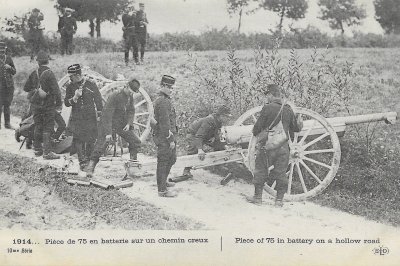 Pièce de 75 en batterie sur un chemin creux - carte postale ancienne - collection Pascal Cazottes.