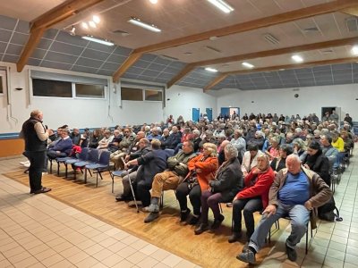 Plus de 300 personnes ont assisté à la réunion publique organisée par la mairie.